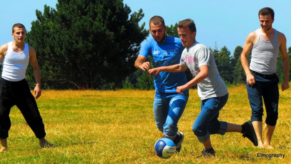 Kosovorian tried to get rid of Muhammet's defense.