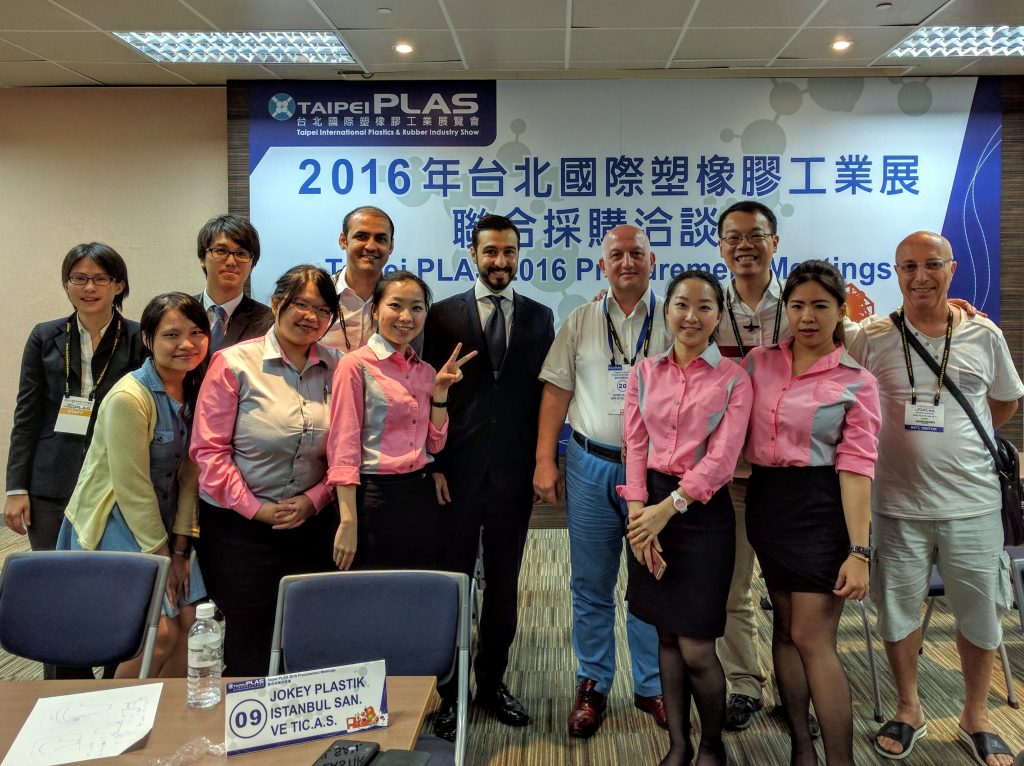 土商Mehmet Uysal堅持於採購洽談會結束後與辛苦的貿協工作人員合照留念，並感謝他們熱心的安排，真是不可多得的好買主！