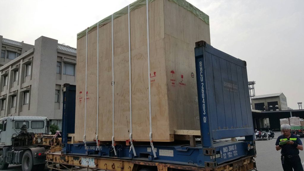 较小型的机台 则需要20'FT(英呎)平板柜运输