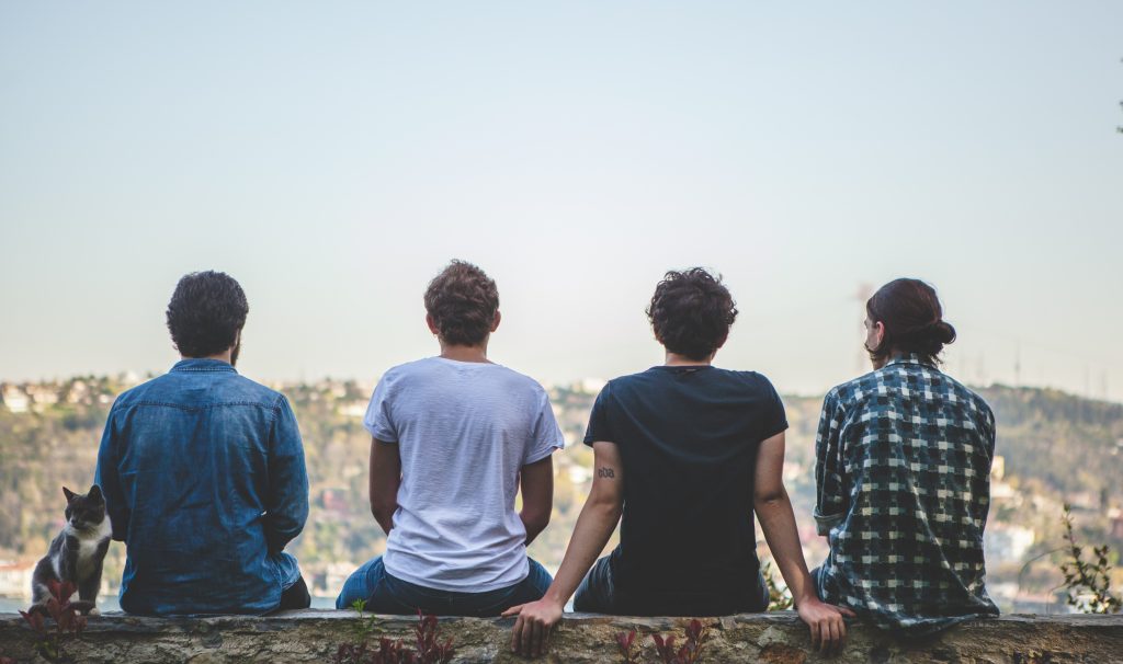 4个高材生在海峡大学拍摄专辑“上路了！”照片，身后的猫格外抢镜。