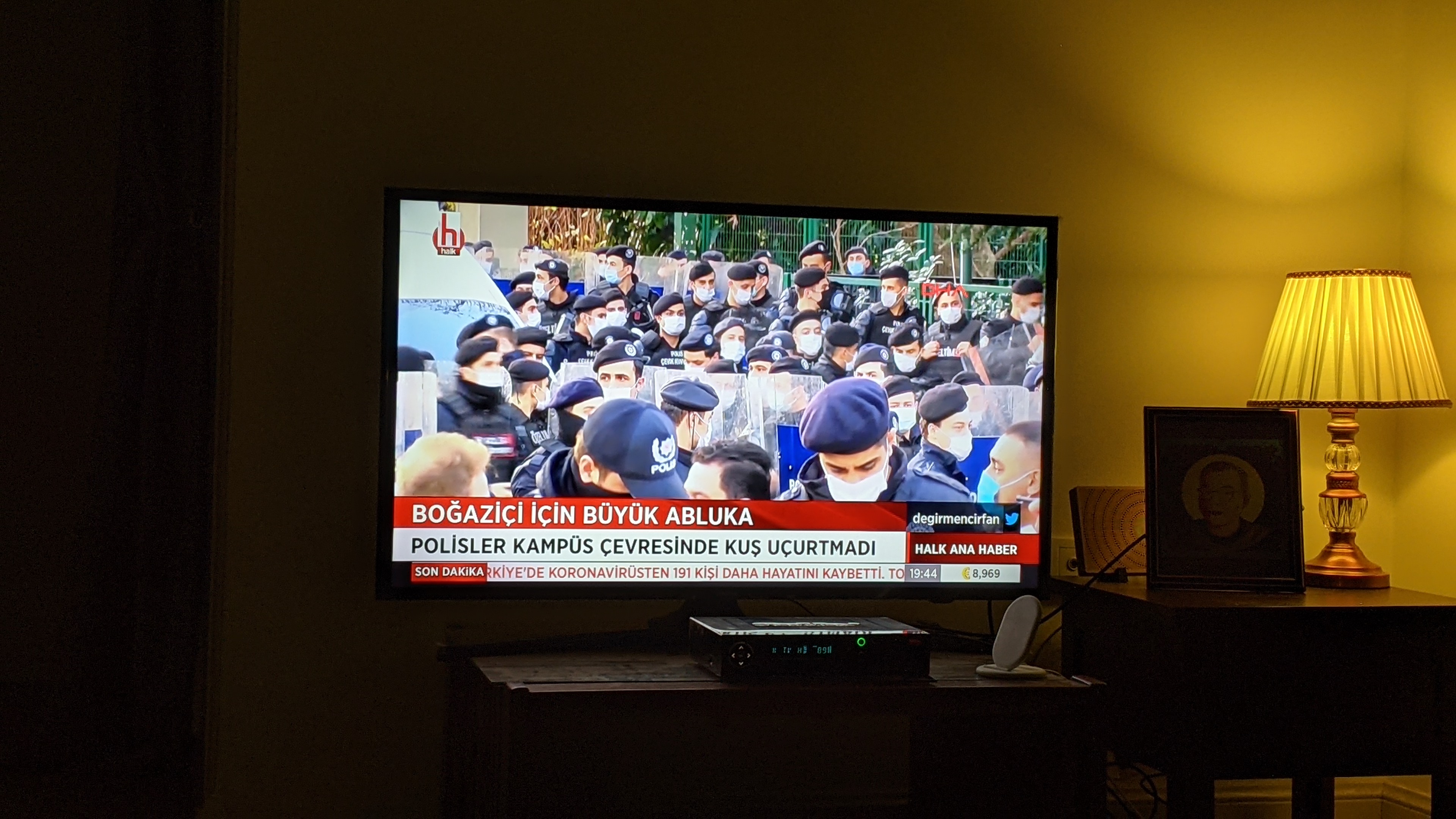 看着电视新闻中，土国和美国的抗议与动荡，土耳其语考试简直不再重要了。