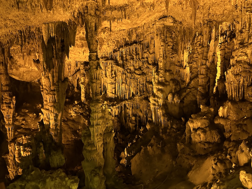 Aynalıgöl Mağarası